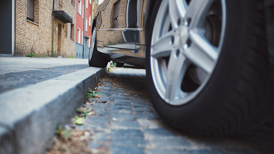 Auto parkt auf Gehsteig