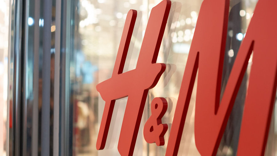 H&amp;M Logo an Modefiliale