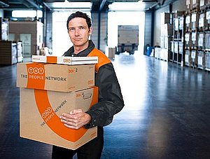 TNT Mitarbeiter liefert Pakete aus