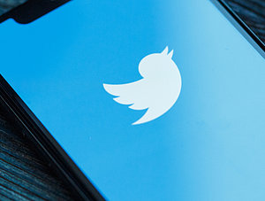 Twitter-Logo auf einem Smartphone