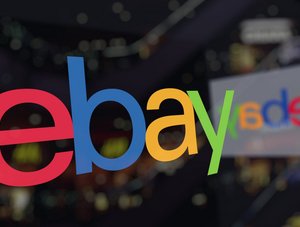 Logo des Online-Marktplatzes Ebay auf Glas