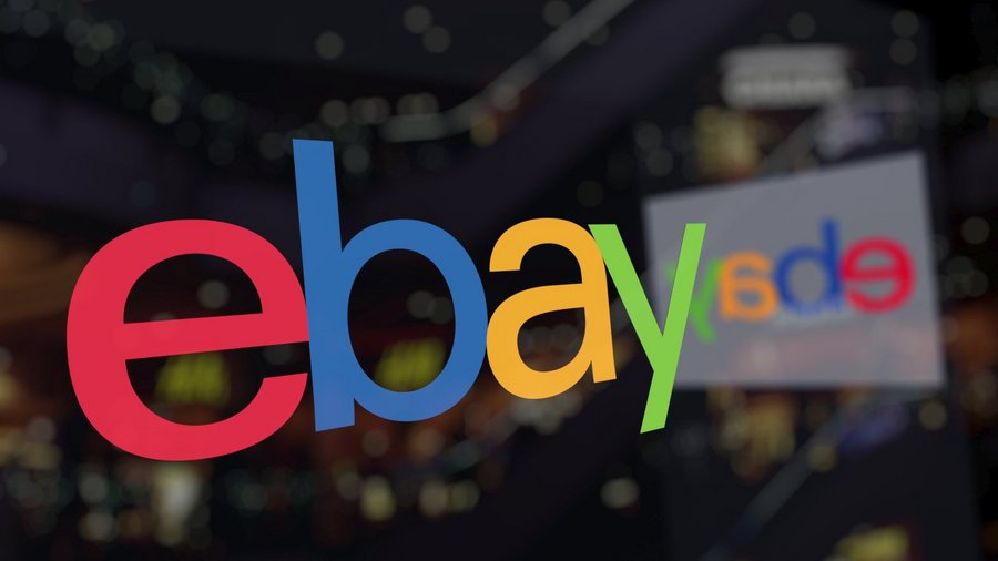 Logo des Online-Marktplatzes Ebay auf Glas