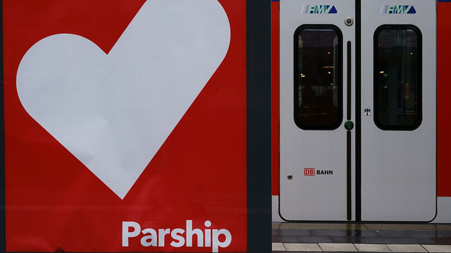 Parship-Werbeplakat vor Zug