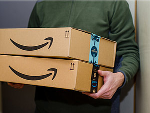 Zusteller mit Amazon-Paketen