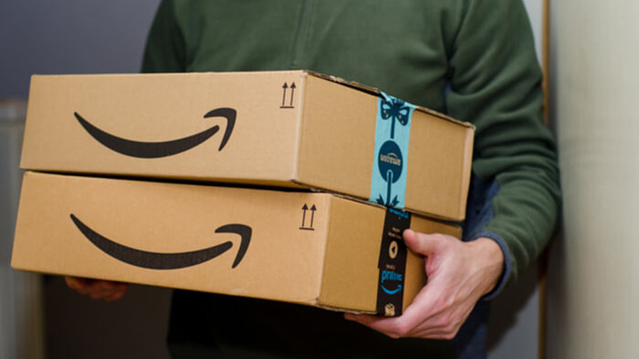 Zusteller mit Amazon-Paketen