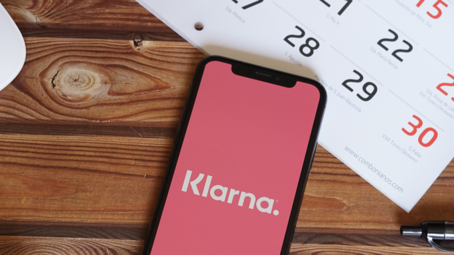 Klarna App neben Kalender