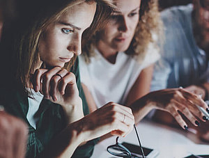 Frauen am Laptop