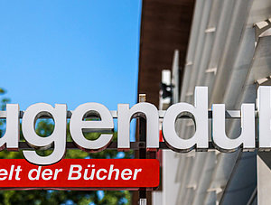 Hugendubel Logo an Geb&auml;ude