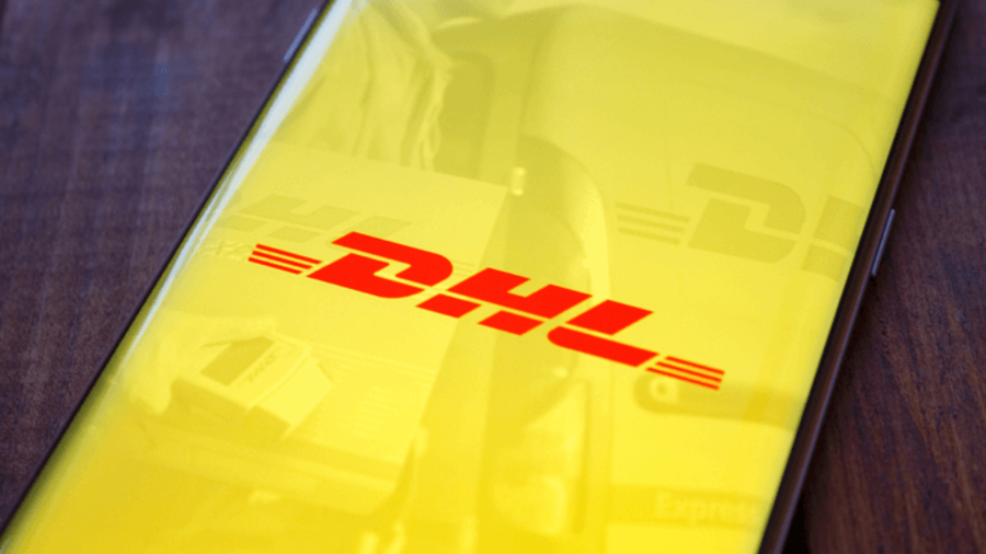 Symbolbild DHL-Logo auf Smartphone