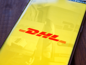 Symbolbild DHL-Logo auf Smartphone