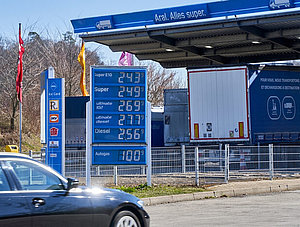 Tankstelle Preisboard mit hohen Benzin-, Diesel- und Kraftstoffpreisen