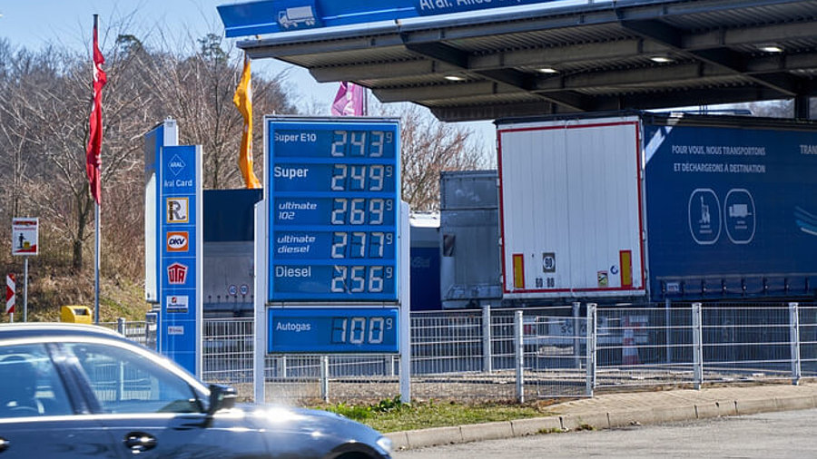 Tankstelle Preisboard mit hohen Benzin-, Diesel- und Kraftstoffpreisen