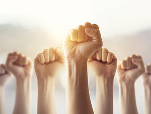 Streik: Fäuste zum Himmel gestreckt