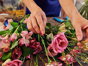 Frauenh&auml;nde beim Blumenbinden