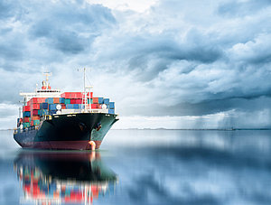 Großes Containerschiff auf dem Wasser