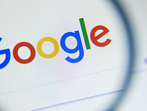 Google-Logo unter der Lupe