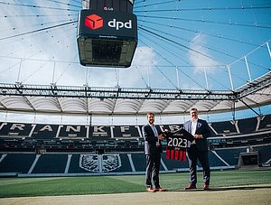 DPD CEO Eric Malitzke (links) und Axel Hellmann (rechts), Vorstand von Eintracht Frankfurt, freuen sich über die Partnerschaft bis 2023.