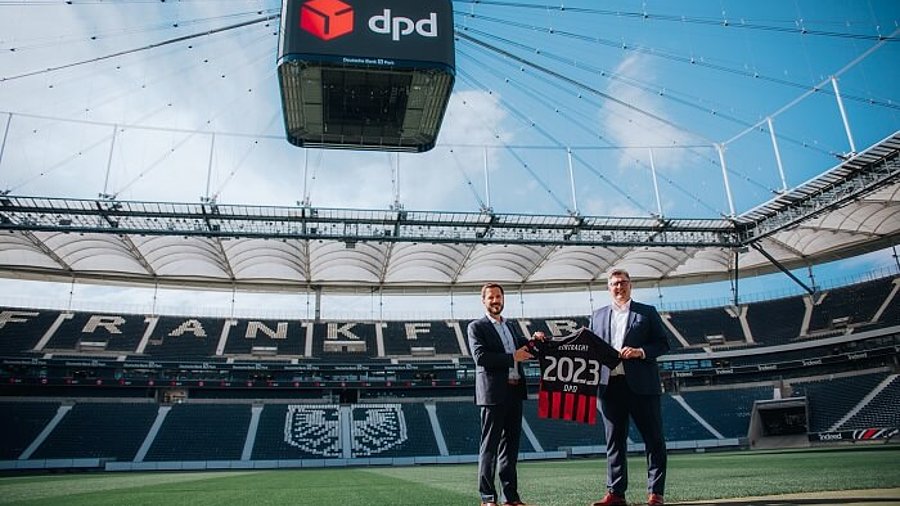 DPD CEO Eric Malitzke (links) und Axel Hellmann (rechts), Vorstand von Eintracht Frankfurt, freuen sich über die Partnerschaft bis 2023.