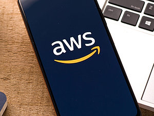 Amazon Web Services Logo auf einem Bildschirm