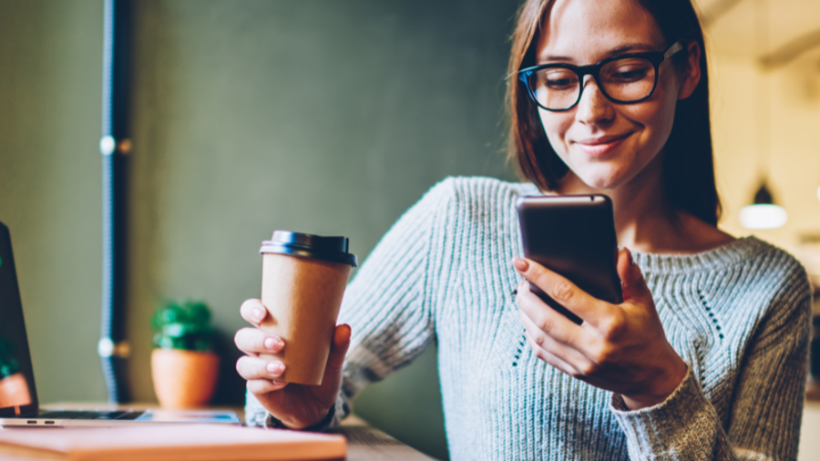 Junge Frau mit Smartphone