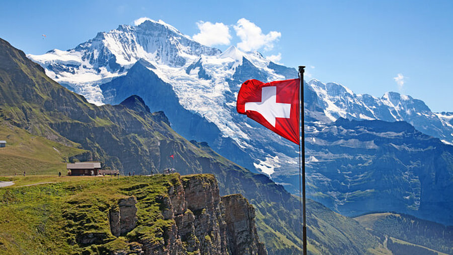 Schweizer Berge und Schweizer Flagge