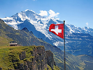 Schweizer Berge und Schweizer Flagge