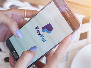 Frau benutzt PayPal-App