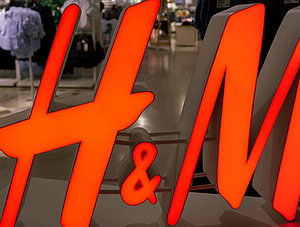 H&amp;M Logo in Filiale