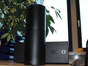 Echo Lautsprecher vor Verpackung