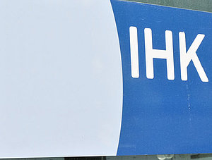 IHK-Logo an Glasfassade