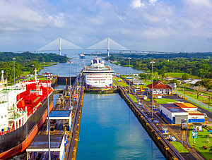 Schiff im Panamakanal