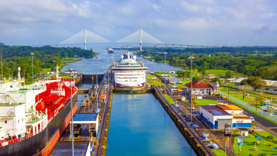 Schiff im Panamakanal