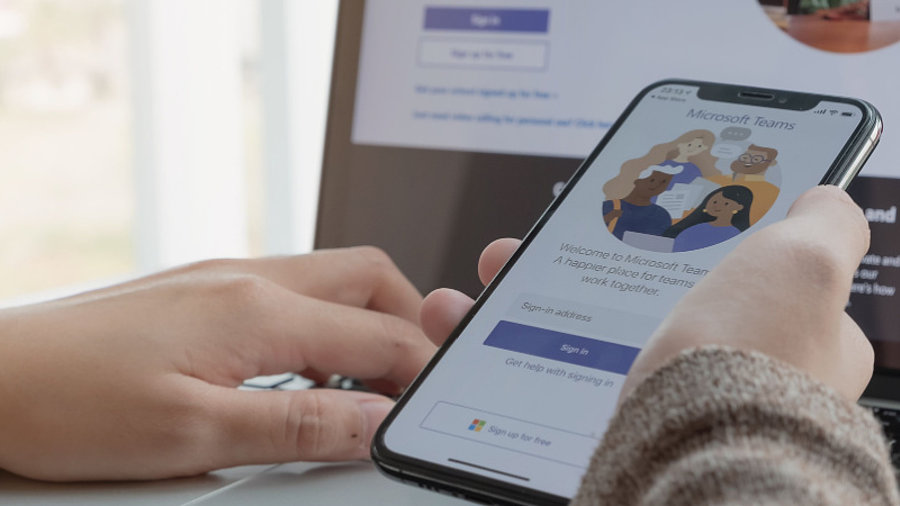 Person mit Microsoft Teams auf Smartphone