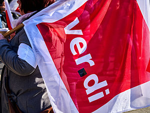 Verdi-Fahne bei Streik