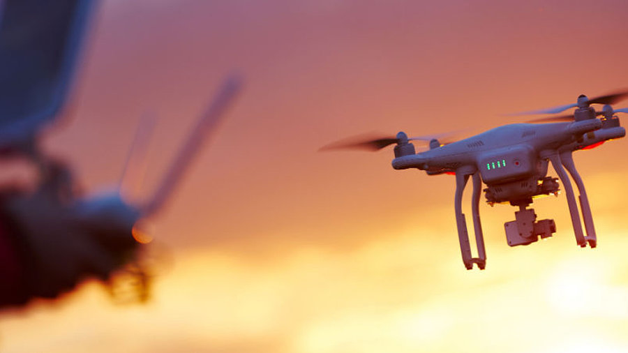 Drohnenpiloten bei Sonnenuntergang