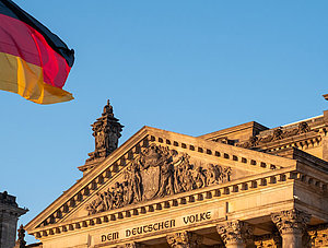 Reichstagsgeb&auml;ude mit Fahne im Vordergrundsgeb&auml;ude mit Fahne im Vordergrund