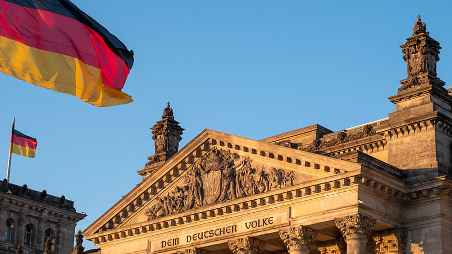 Reichstagsgeb&auml;ude mit Fahne im Vordergrundsgeb&auml;ude mit Fahne im Vordergrund