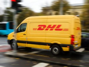 DHL-Lieferfahrzeug an einer Straßenkreuzung