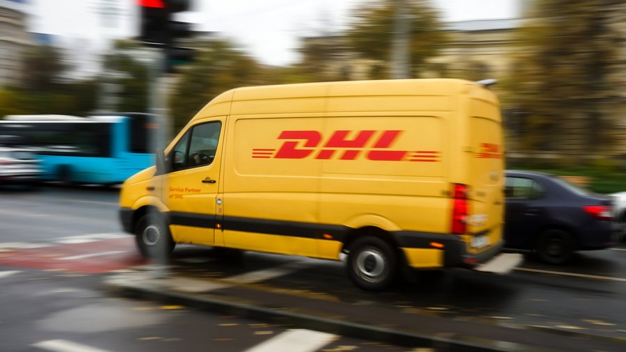 DHL-Lieferfahrzeug an einer Straßenkreuzung