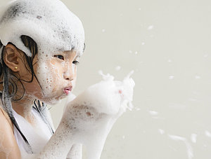 Kleines M&auml;dchen beim Baden