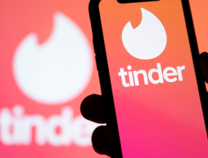 Tinder-Logo und Smartphone mit Tinder-App