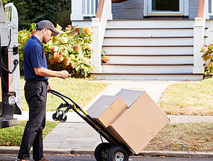 Paketzusteller vor Haus