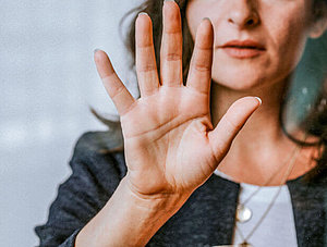 Frau zeigt ihre Handfläche