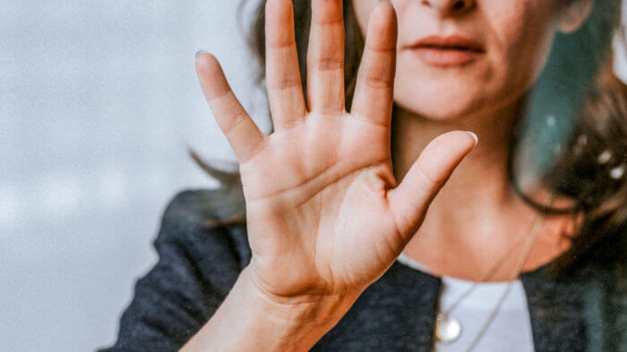 Frau zeigt ihre Handfläche