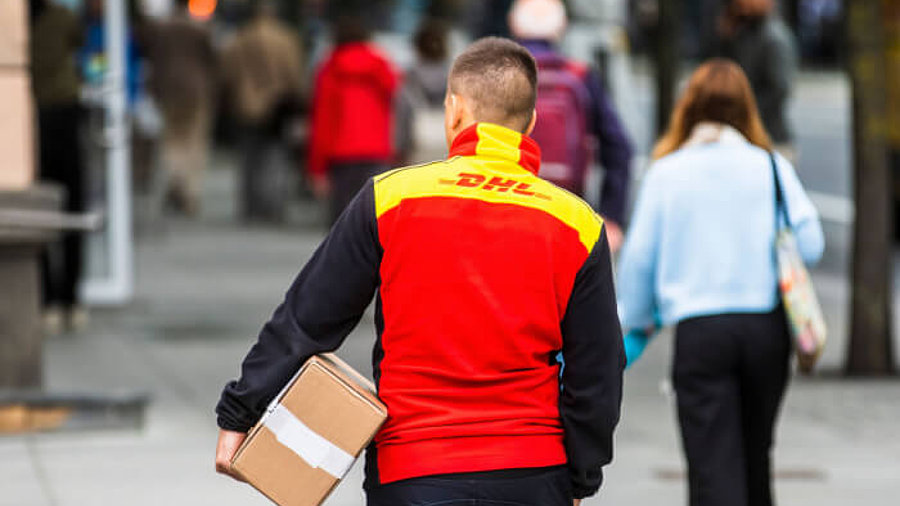 DHL Bote mit Paket