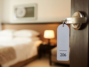 Hotelzimmer mit offener Tür