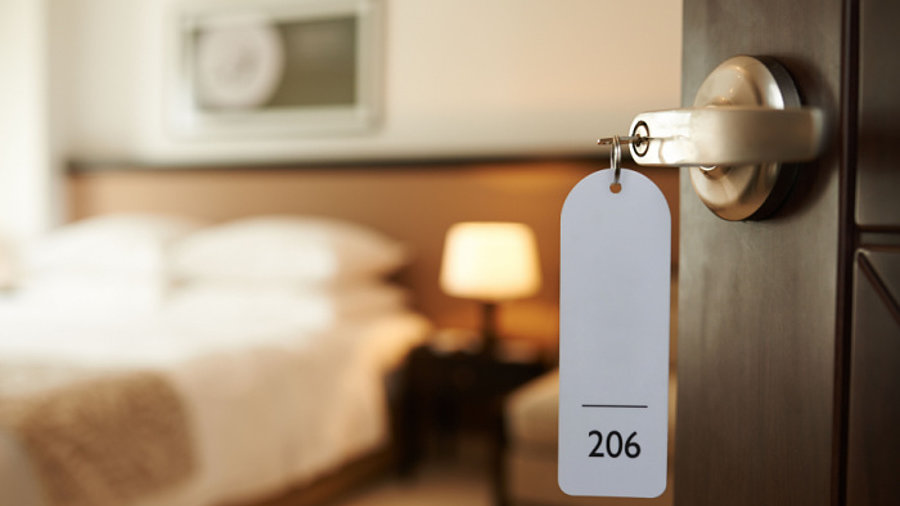 Hotelzimmer mit offener Tür