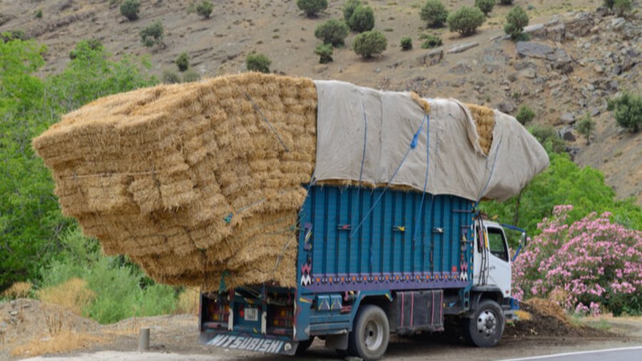 Überladener Lkw auf der Straße in Morocco.