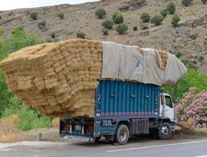 Überladener Lkw auf der Straße in Morocco.