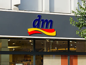 Drogerie dm Logo